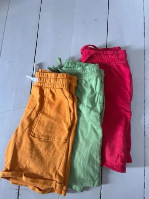3-pack shorts - 3st mjukis shorts i storlek 134/140. De orangea är från Cubus och de andra två från Gekås. Använda men hela och rena. Dock något sol/tvätt blekta i färgen. 