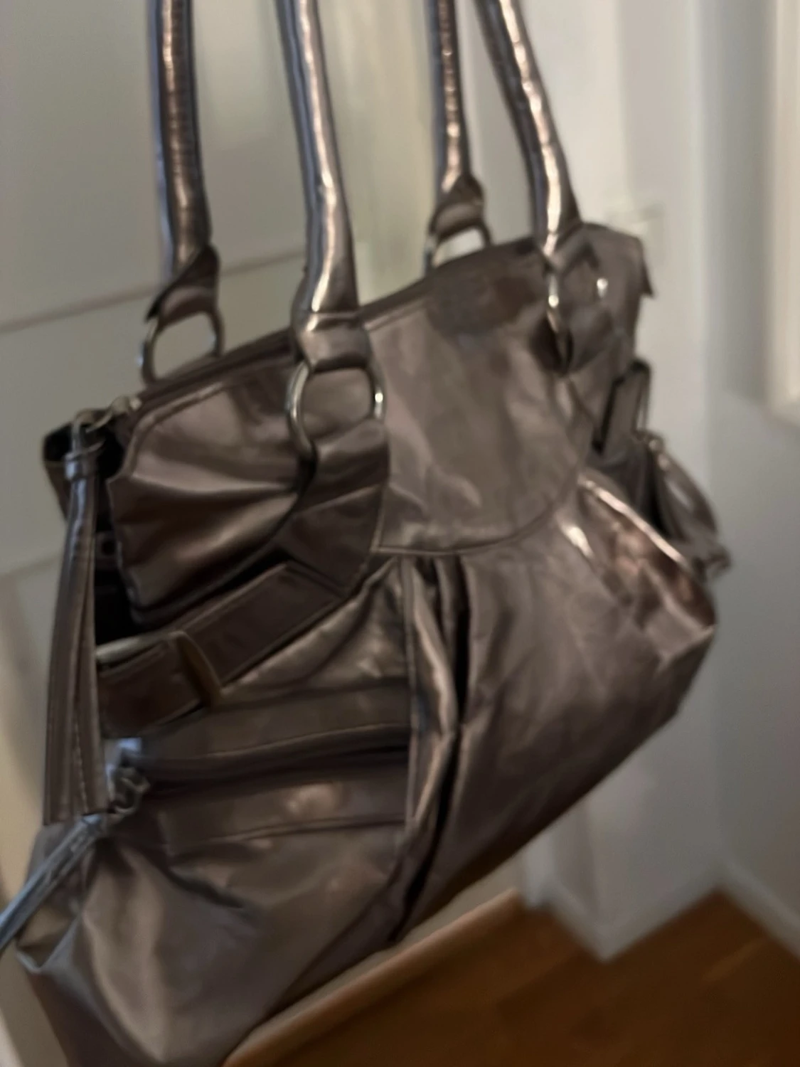 Metallic grå  handväska med fickor