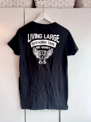 Svart t-shirt m tryck bak. S - Svart t-shirt med tryck på ryggen. Storlek S. Från Lager 157. Använd fåtal gånger. Jättefint skick. 