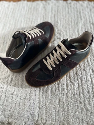 Mörkbruna gats strl 43 - Säljer ett par schyssta bruna gats i storlek 43. Är i mycket gott skick utseendemässigt men är lite uttöjda vilket resulterar i något större passform. Har använts sparsamt och tvättats ett antal gånger. Pris ej hugget i sten.