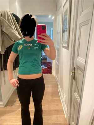 Hammarby t-shirt  - Säljer min Hammarby tröja då jag inte använder den. Den är nytt skick och skön 🤍💚