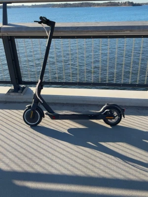 Svart elsparkcykel med LED-ljus - Säljer en svart elsparkcykel med stora hjul och LED-ljus fram. Stilren design med reflexdetaljer och bred fotplatta för stabil körning. Perfekt för att ta sig runt i stan på ett smidigt och miljövänligt sätt. Tyvärr så är stöd grejen borta. Men laddare finns och den är i bra skick. Batterihällsa är ≈85-90.