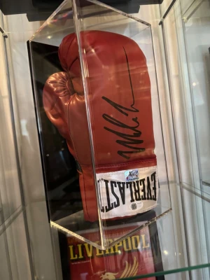 Äkta Mike Tyson Autograf Signerad Boxningshandske +Äktenhetsbevis endast 3999kr! - Hej!  Säljer en äkta och unik Mike Tyson (Iron Mike) autograf (signerad Everlast boxningshandske)   Äktenhetsbevis medföljer från pålitliga autentisering företaget JSA.  Inköpt för 8999kr, (värd betydligt mer..)  Säljs för ENDAST 3999kr..   Avhämtas i Rissne (Sundbyberg) alternativt skickas med  spårbar säker post.  Mvh Elliot  Mike Tyson , Iron Mike , boxning , boxing , Muhammad Ali , autograf , autografer , signa