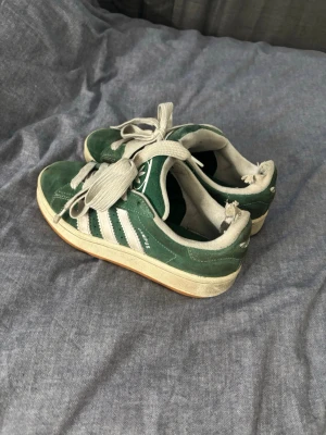Gröna Adidas Campus sneakers - De är rätt så använda men tycker frf att de är skit snygga, men de passar inte mig längre 