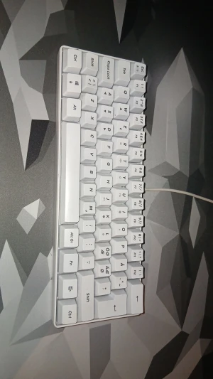 MX5 Mini tangentbord vit - Säljer ett kompakt MX5 Mini tangentbord i vit.. Perfekt för dig som vill ha ett litet och smidigt tangentbord till datorn. Ansluts med kabel och har tydliga, vita tangenter med svart text. Måste hämtas i Mönsterås 