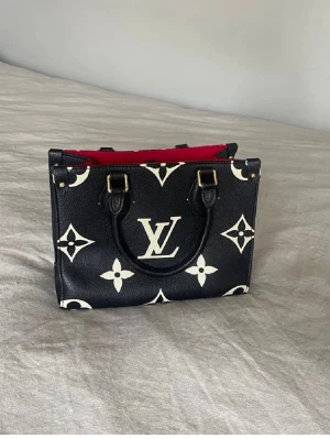  svart handväska - Fin väska i bra skick 