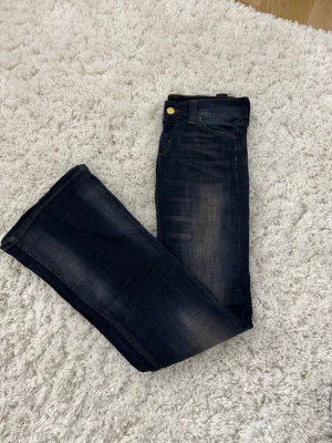 Mörkblå bootcut jeans Cheap Monday - Säljer ett par mörkblå bootcut jeans från Cheap Monday som aldrig är använda utan endast provade. Storlek 27/32, nypris 400kr