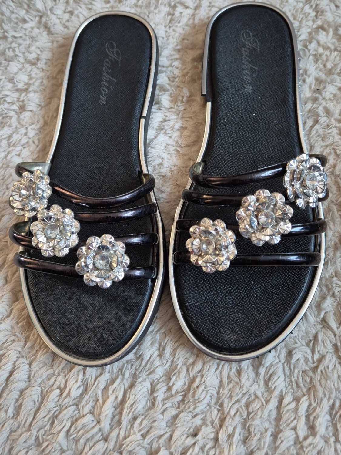 Svarta sandaler med blommiga strassdetaljer