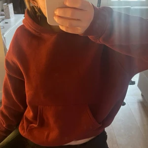 Vinröd hoodie - Säljer denna jättesnygga vinröda hoodie i stl xxs, då jag inte använder den längre. Har lite småfläckar men inget jag tycker man lägger märke till. Skriv bara för fler frågor!💞