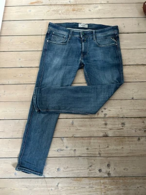 Replay jeans - Snygga blå slim fit jeans från Replay. Liten defekt som visas på sista bilden. Skriv om mer frågor! 