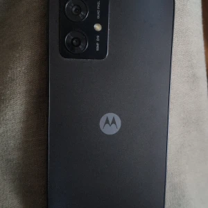 MOTOROLA G54, 5g,128Gb, e-Sim/SIM, inkl fodral.  - Motorola g54, 5g. Den är i prima skick, jag fick en ny rätt nära inpå vilket gjorde att jag har haft denna liggandes på hyllan. Men vill bli av med den just för inget behov för den finns. Det är 128Gb Intern minne med Ram 4+4 Gb. Inkl plånboksfodral. Batteri hälsan är 100%. Det är en hel duglig lur som kan användas med e-Sim/ vanligt sim. Laddare i original och sladd följer med. 