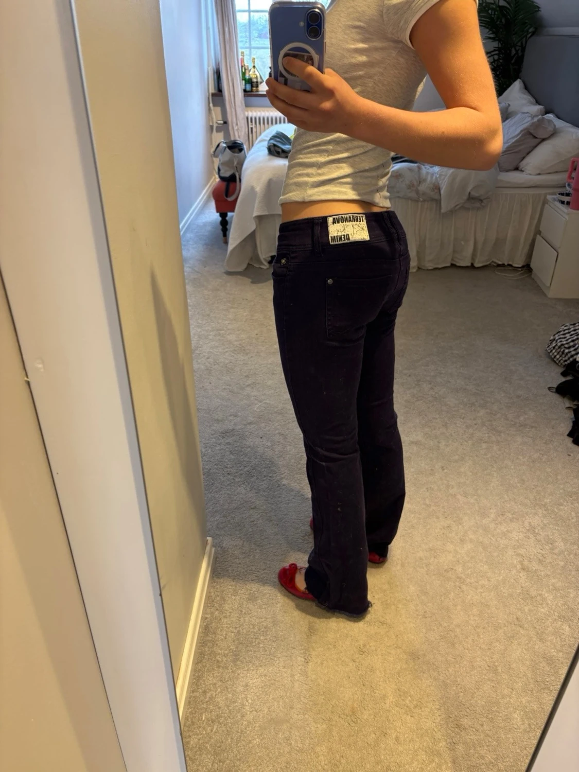 Mörklila bootcut jeans med dubbla knappar - 2