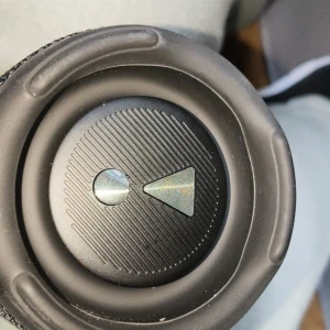 JBL bärbar högtalare svart vänster passiva bas radiator  - Snygg bärbar högtalare från JBL i svart passiv bas radiator och gummi änden på JBL Charge 5. Har båda sidornas gummi skydd samt en passiv bas radiator till charge 5, dessutom två bas radiator höger och vänster till JBL Flip 5/6 grått allt skickas ut i samma paket men det är endast reservdelar i JBL original så är inge Aliexpress skit. 