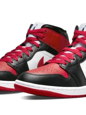 Vita, Svarta och röda Nike Air Jordan 1 Mid - Snygga Nike Air Jordan 1 Mid sneakers i svart, rött och vitt. Skorna har klassisk siluett med röda snören, svart läderdetaljer och vit mellansula. Skorna är använda fåtal gånger och har knapp nåt tecken på användning, Det är bara o skriva om ni undrar något 💕