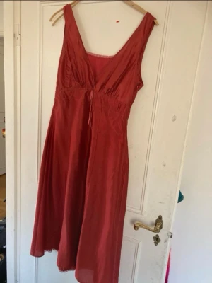 Bal klänning  - Säljer min mammas gamla klänning, perfekt till fest och bal 😊. Inga defekter 💞