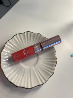 L'Oréal Lumi Liquid Blush korall - Flytande rouge från L'Oréal i en fräsch korallnyans. Kommer i en smidig tub med metallicrosa lock, perfekt för att ge kinderna en naturlig glow. Enkel att applicera och blanda ut för ett jämnt resultat. Pris kan diskuteras! Aldrig använd!