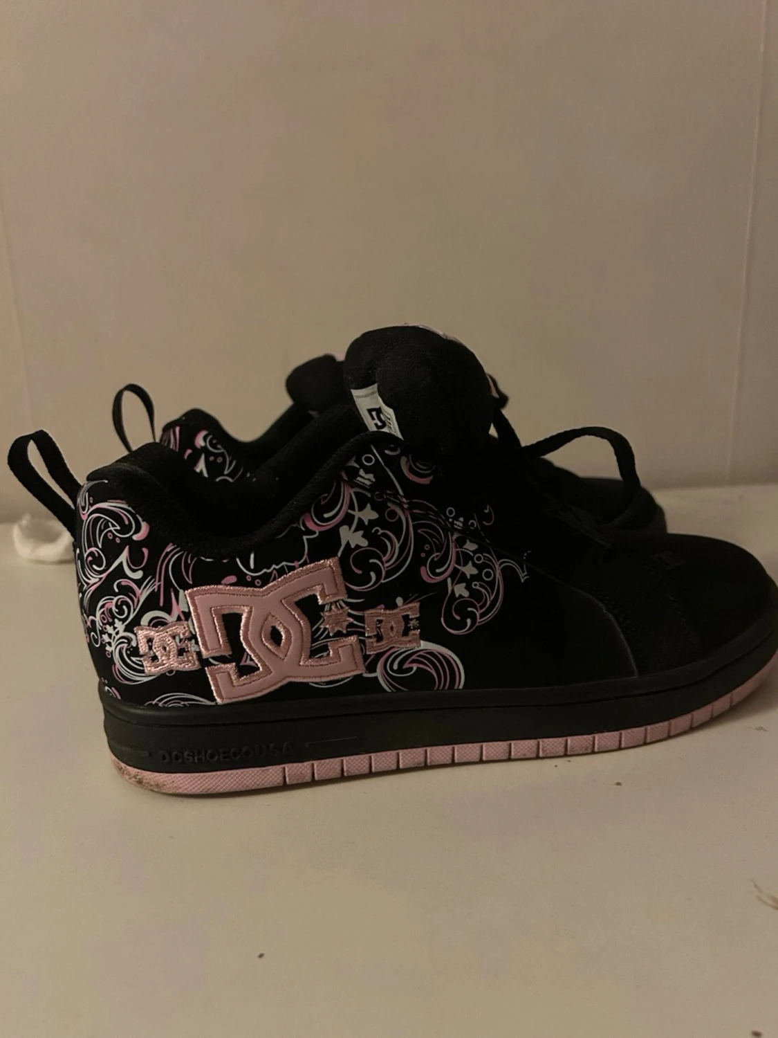 Svarta DC Shoes sneakers med rosa detaljer