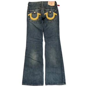 True religion Billy jeans - True religion jeans i modellen Billy. Något utsvängda, benöppning 23cm. Använd gärna köp nu!