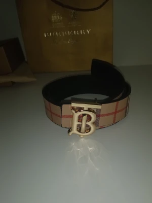 Berburry bälte  - En snygg berburry bälte. Den är helt ny har aldrig använt den✅️passar alla outfit typ💯✅️