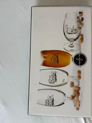 Ölglas set från Sagaform - Säljer ett set med tre ölglas från Sagaform. Glasen har olika tryck med text som 'The Pub', 'Beer' och 'Boys'. De är genomskinliga och har en klassisk ölglasform med fot. Perfekta för hemmabaren eller som present till ölälskaren. Pris kan diskuteras!