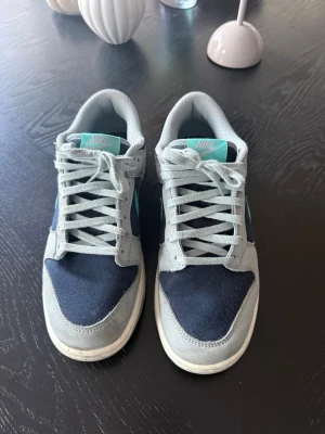 Nike Dunk Low Retro Premium  - Säljer ett par Nike Dunk Low i fin färgställning. Bra skick och sparsamt använd. Få täcken på användning. Storlek 41 och sitter skönt på foten . Säljer för de inte kommer till användning. Skolåda och kvitto medföljer ej. Pris kan diskuteras, hör av dig vid andra frågor! 