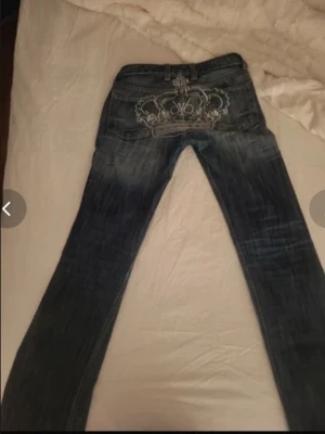 Victoria Beckham jeans  - Säljer ett par blåa Victoria Beckham jeans med en krona där bak 💞💞💞💞 inte använda !