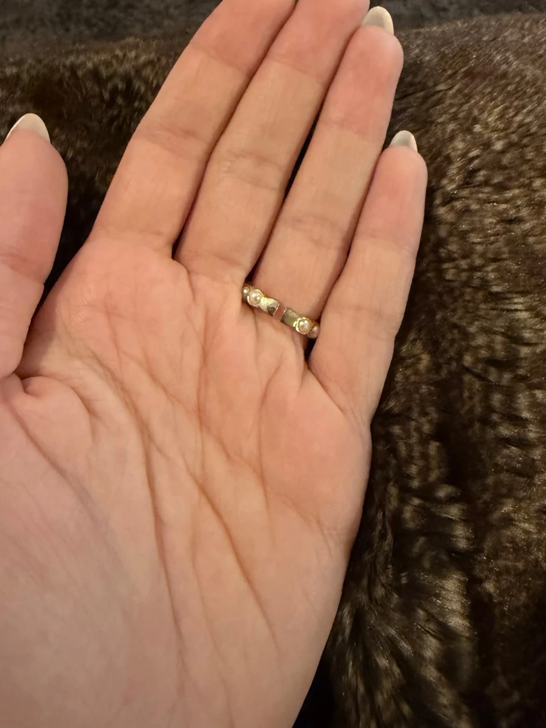 Guldfärgad ring med pärlor och stjärna - 2