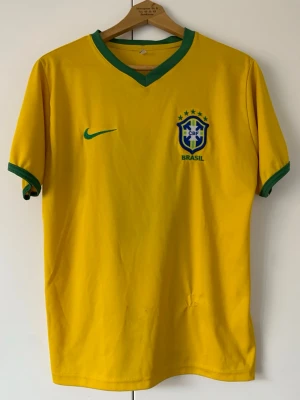 Brasilien Fotbolls tröja  - Brasiliansk fotbolls tröja med spelaren Ronaldinho, Nr10. Bra skick och kvalitet, hör av vid frågor! 