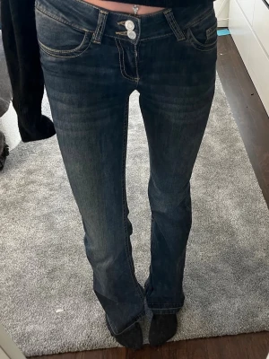Mörkblå bootcut jeans nelly  - Snygga mörkblå bootcut jeans från nelly i storlek 34, uppsprättad söm längst ner på benen men inget man tänker på💓