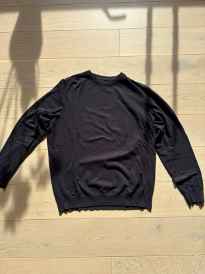 Zara Svart tröja - Svart tröja med långa ärmar och rund halsringning från Zara.