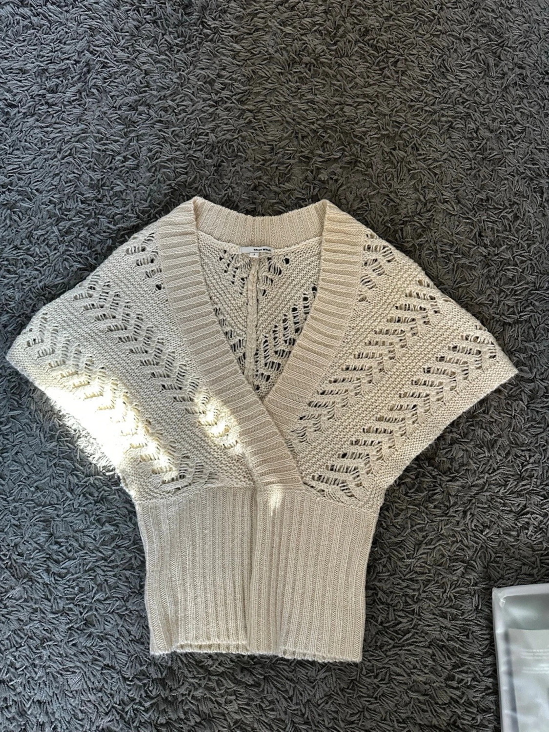 Beige stickad topp med v-ringning - 3