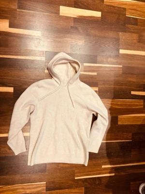 Kashmir hoodie - En riktigt skön och snygg hoodie gjord av kashmir i färgen beige perfekt för starten av sommaren 