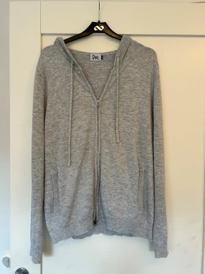 Kashmir hoodie  - Zip hoodie i Kashmirblandning från märket don. Lite nopprig, men annars okej skick. Hör av dig vid frågor!