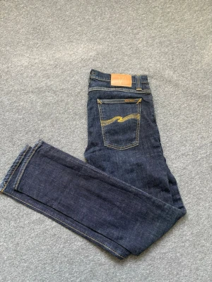 Tube Tom nudie jeans - Nudie jeans i oanvänt skick. Säljs pågrund av att de inte passade. Modellen är tube tom och dom är raka eller lite mer åt slim hållet. De är riktigt fina och passar till de mesta. Kom pm vid fundering. 