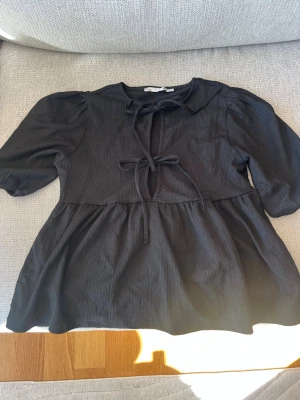 Blus  - Supersöt svart blus från Lager 157! Kommer dock inte till användning längre🩷
