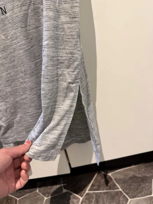 Gråmelerad t-shirt LCW Casual - Gråmelerad t-shirt från LCW Casual med trycket 'It is what it is, accept it and move on' framtill. T-shirten har korta ärmar, rund halsringning och en slits i sidan för extra stil. Tillverkad i mjuk bomull som känns skön mot huden. Shorts 250 kr den med blommor 250 kr 250 för den grå mycket fin 