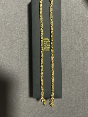  kejsarhalsband från Kejsar.se - Snyggt guldfärgat halsband från Kejsar som är en kejsarlänk. Halsbandet har en unik struktur som ger ett exklusivt intryck och passar perfekt för dig som vill sticka ut. Tillverkat i metall med guldfinish och coolt lås. Aldrig använd köpt för ca 2000