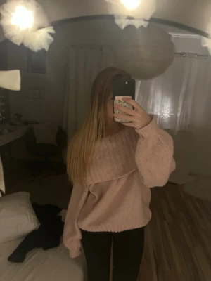 Stickad off shoulder tröja - Superfin ljusrosa stickad tröja från Gina tricot. Storlek m. Superbra skick🩷