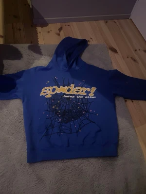 Spider hoodie - Säljer spider hoodie för den inte kommer till användning. Storlek s men passar xs. Väldigt bra skick, har nästan aldrig använt den. Priset är inte helt hugget i sten🪨bara att höra av er vid minsta lilla fråga🙌