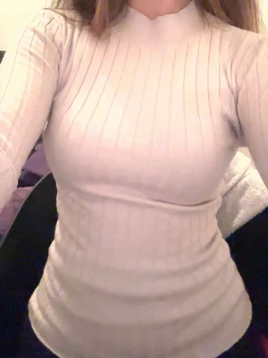 Polotröja från bikbok - Säljer en ribbad polotröja från Bik Bok i storlek XS. Tröjan har lång ärm, hög hals och är figurnära med stretchigt material. Perfekt att styla med jeans eller kjol för en clean look. Knappt använd. Den har en liten rosa/ lila ton