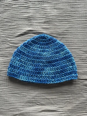 Virkad mössa - Egentillverkad virkad mössa i ett blått garn. Tvättas i max 30 grader