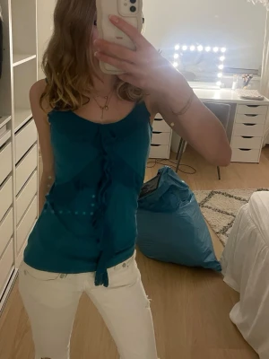 Jätte fin turkos linne - Jätte fint linne med volang, jätte fin till sommaren. Jag vet inte exakt vilken storlek den är men den sitter så på bilden och jag är ca 167 cm lång