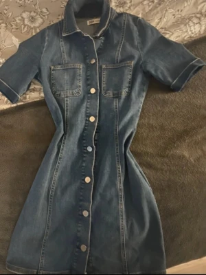 Snygg Jeansklänning från Zara - Märke: Zara  Storlek: XS/34 (stretchig)  Färg: Blå, Mellanblå  Passform: Tight men inte för strypande, sitter VÄLDIGT snyggt på kroppen och ger en snygg form. Stretchigt jeans material   Kom bara till användning vid ett tillfälle ✨🫶 pris diskuterbart. Perfekt till valborg/midsommar  
