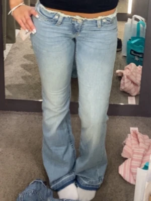 Ljusblå bootcut jeans - Ljusblåa bootcut jeans ifrån Nelly med fransad midja 💕