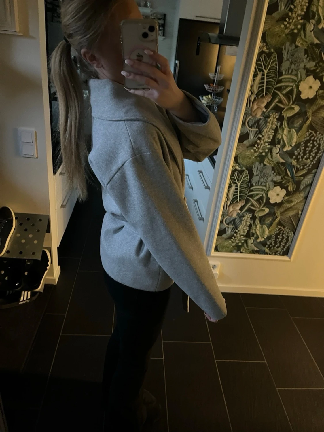 Grå omlottkappa med knytskärp - 1