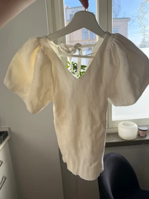 Fin topp - Med utsvängda ärmar, jättefin! Använd någon enstaka gång 🌸