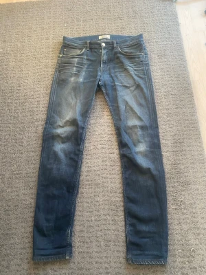 Slitna Acne jeans - Snygga slitna jeans med inga defekter. De har inget hål eller liknande. Har användbar i 5år plus och därför har sina unika slitningar.