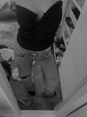 Svart bandeau tubtopp med pärlor - Säljer en svart bandeau tubtopp med snygg rynkning och dekorativa pärlor framtill. Materialet är ribbad och känns mjukt mot huden. Den är disket men ändå unik men en extra touch! Den har en bra passform och är perfekt för en utekväll! Har inte fått tillfälle att använde väljer därför att sälja.🌹