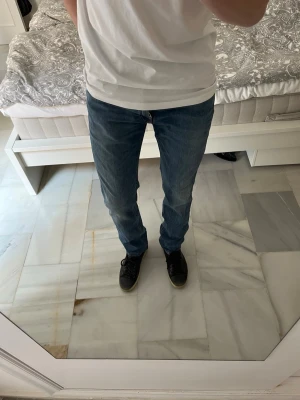 Blå Replay Anbass jeans  - Riktigt feta Replay Anbass jeans i ett mycket bra skick med en snygg design. 😊                            ——————————————————————————                                                     📐| Storlek: 32-34                                                  👖| Märke: Replay                                                    🔎 | Skick: Mycket bra                                            💵 | Ny Pris: 1699kr                                                 ✍🏻 | Skriv om du har några frågor 