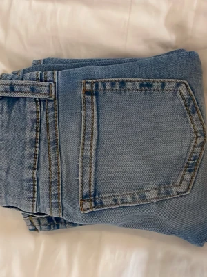 Ljusblå bootcut jeans i storlek 152 från Gina tricot - Säljer ett par ljusblå bootcut jeans. Jeansen har normal passform. Säljer då det börjar bli för små. Orginalpris är 349kr🥰